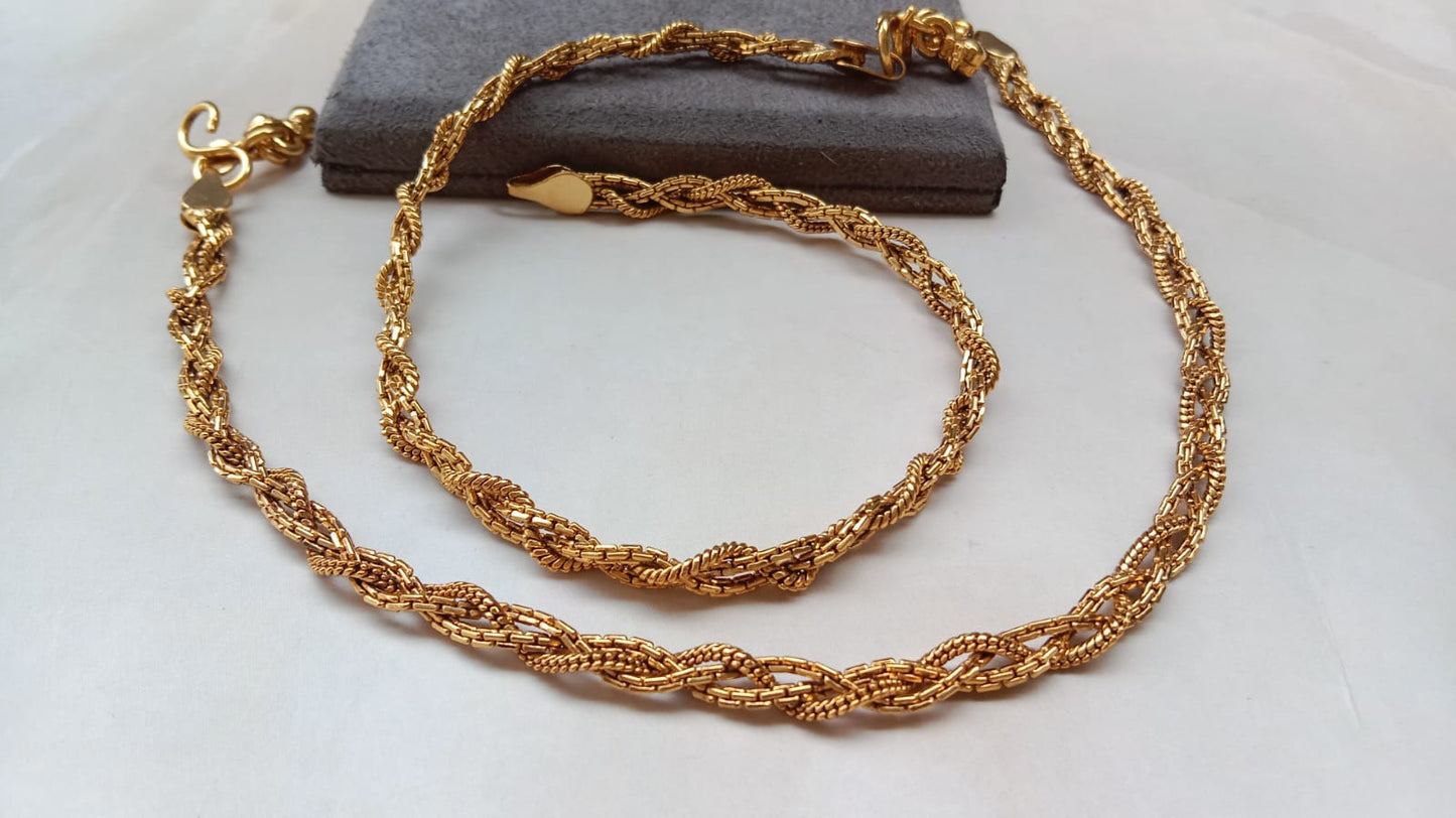 Golden Payal – Classic Elegance with Timeless Charm