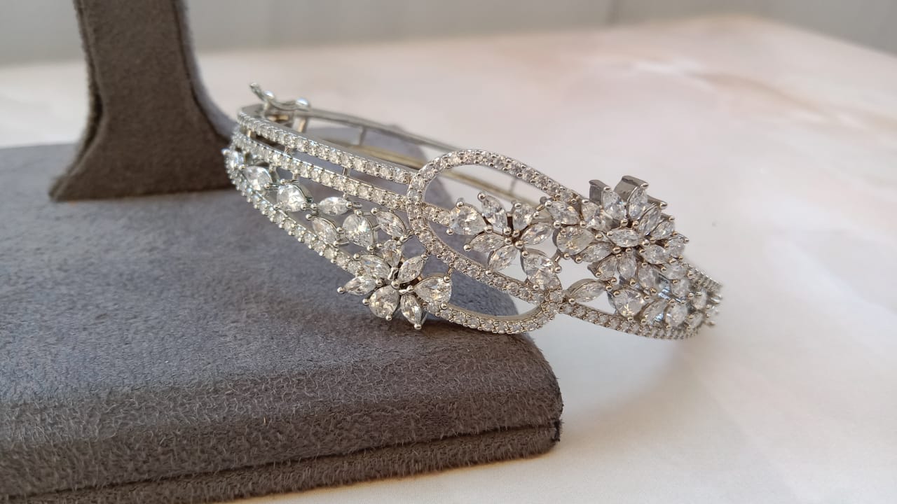 AD Openable Bracelet with Sparkling AD Stones