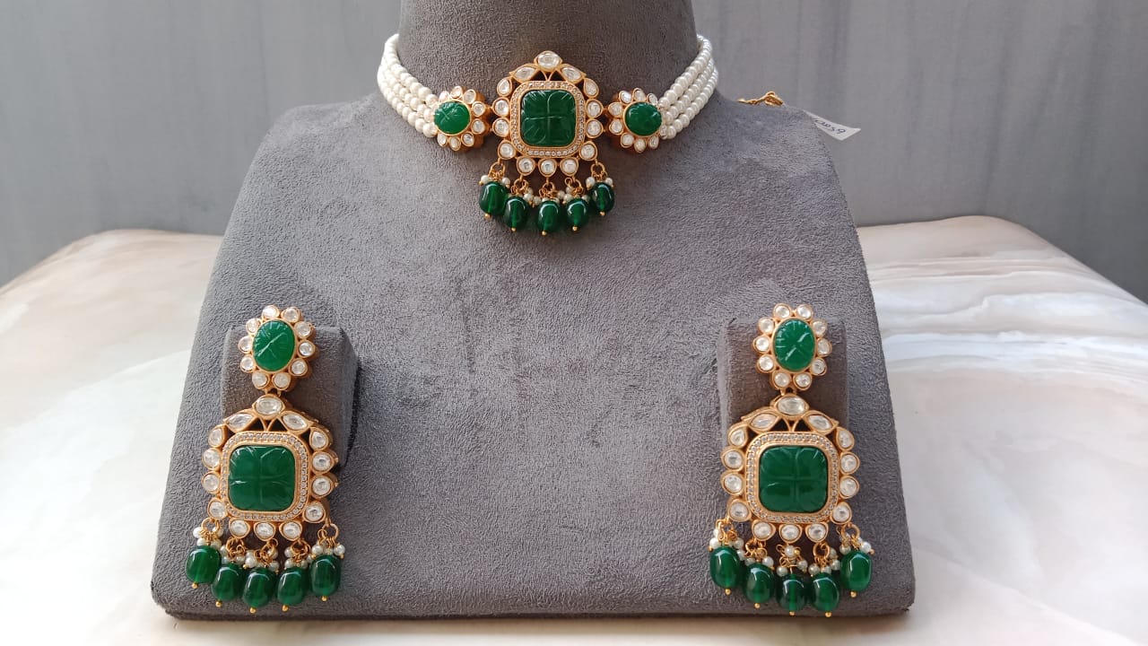 Emerald Green Carved Stone Kundan Pearl Choker Set