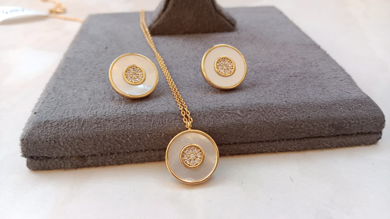 Pendant set