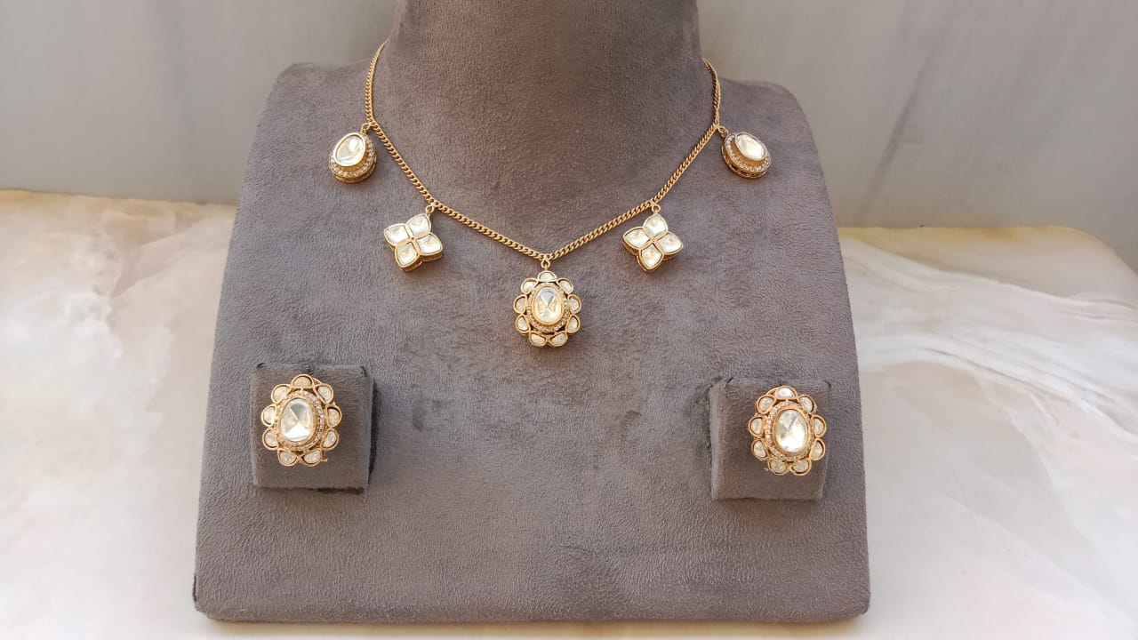 Kundan Delicate Necklace Set