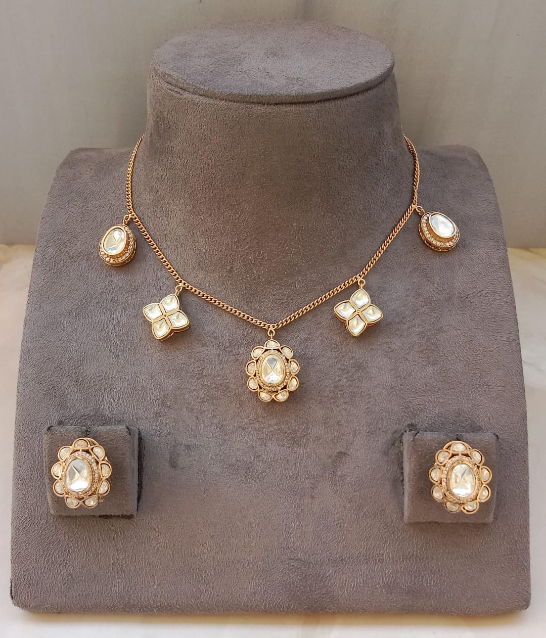 Kundan Delicate Necklace Set