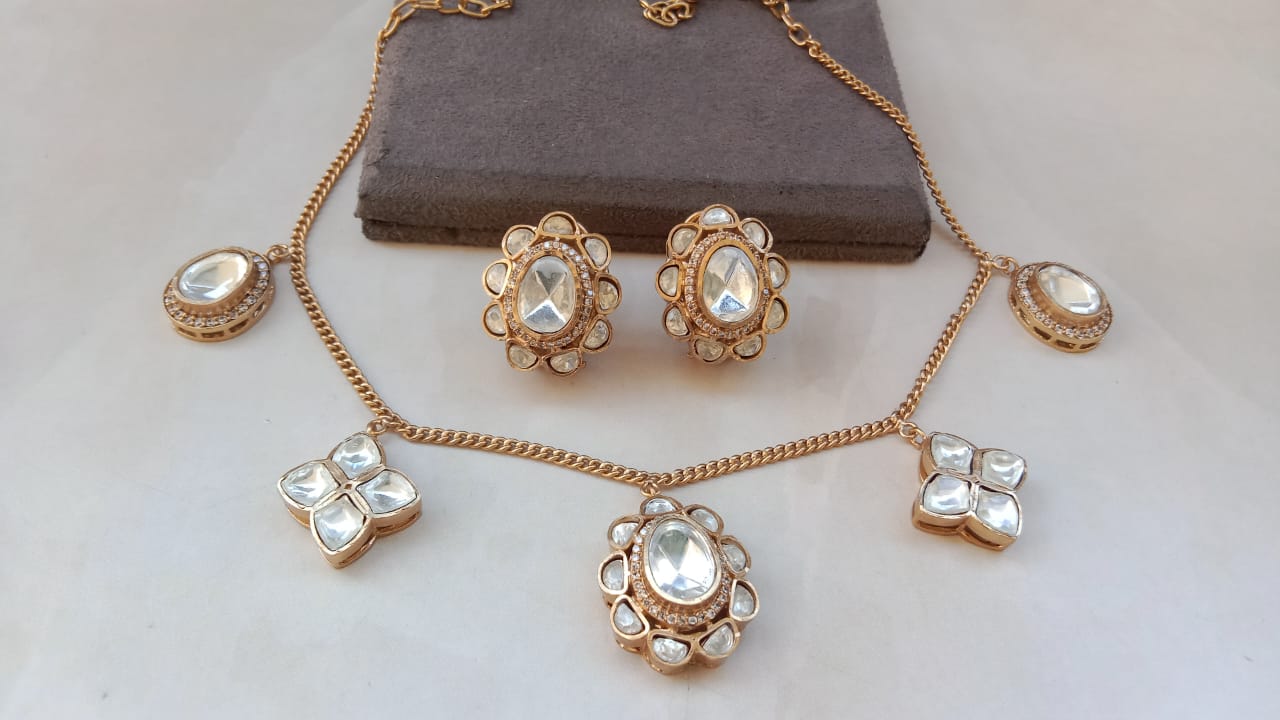 Kundan Delicate Necklace Set