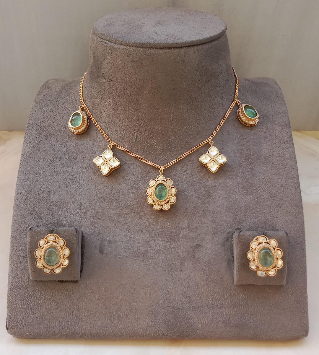 Kundan Delicate Necklace Set