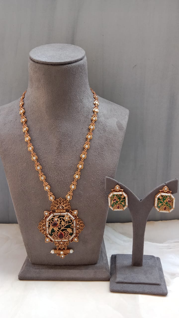 Elegant Carved Stone & Kundan Artistry Jewellery Set