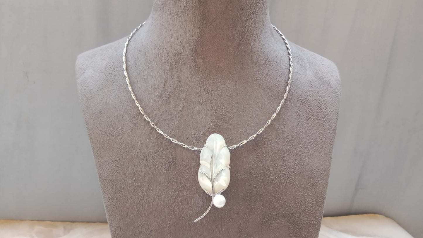 Chain Pendant with Leaf Design
