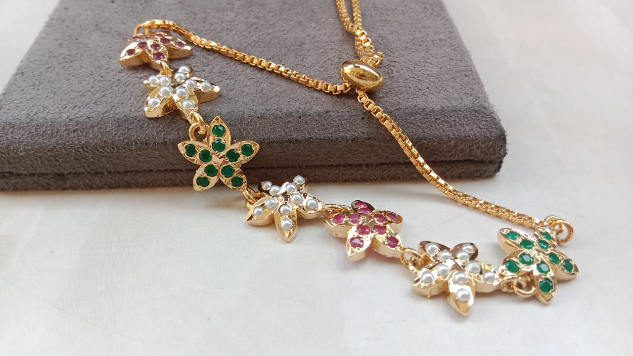 Jaadau Adjustable Floral Bracelet