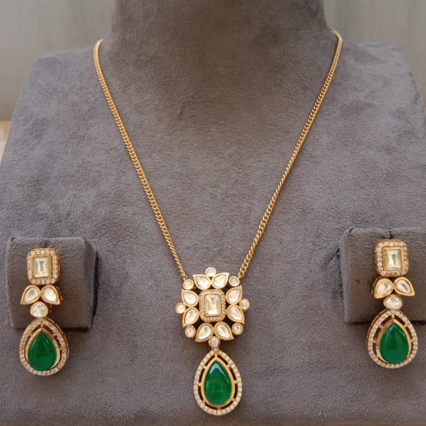 Kundan Pendant Set with Earrings