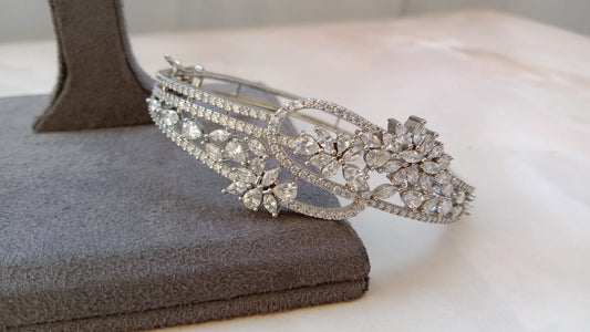 AD Openable Bracelet with Sparkling AD Stones