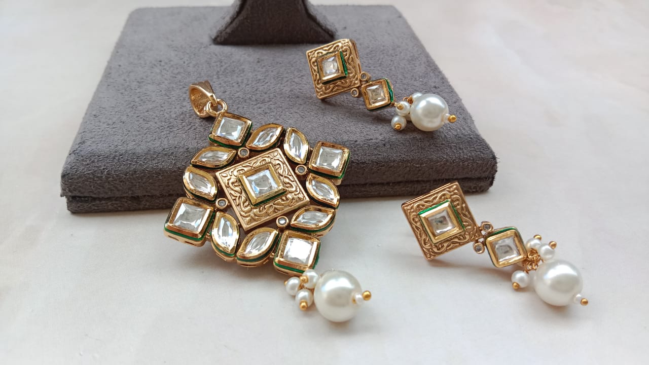 Kundan Square Pendent set