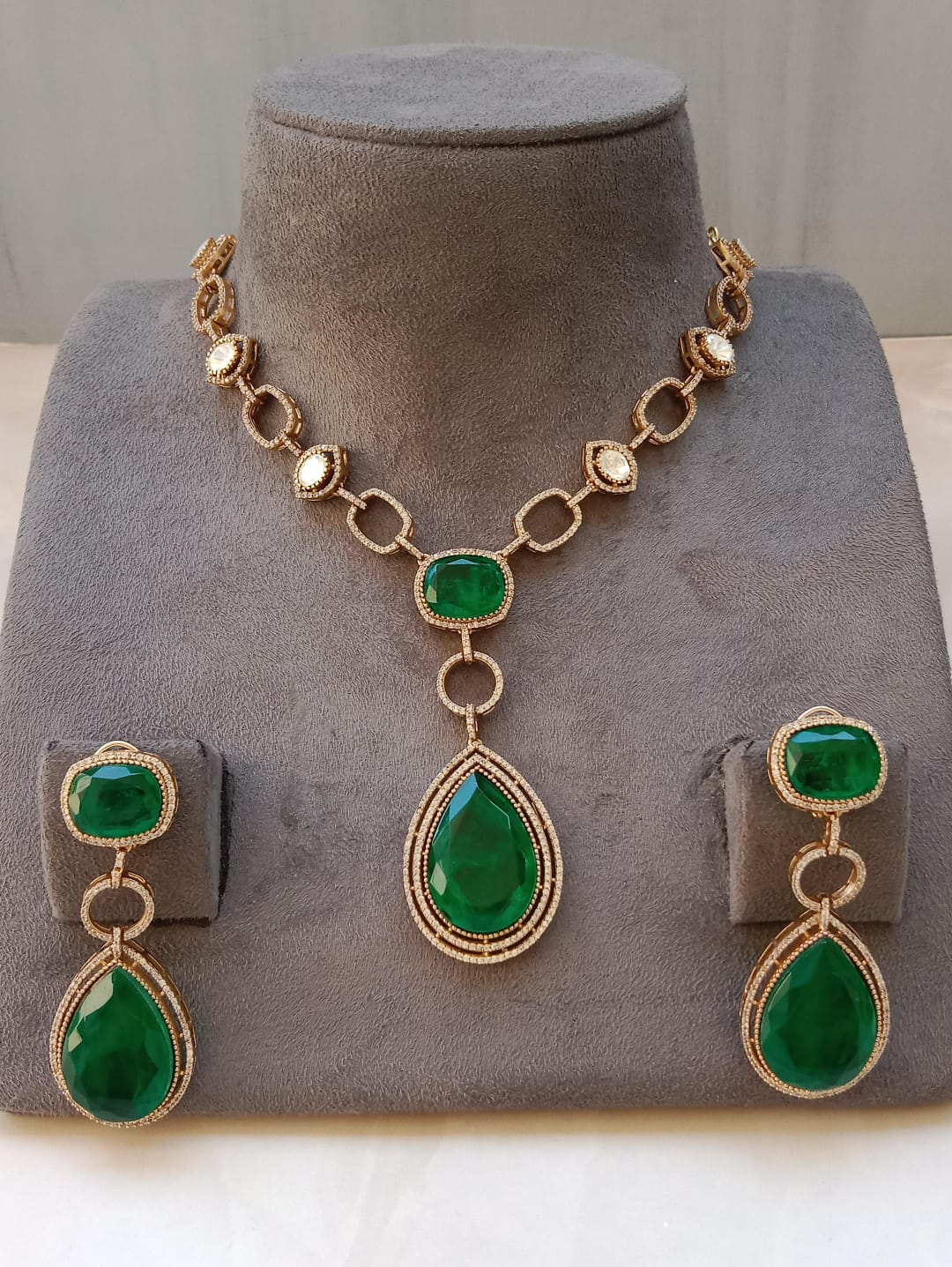 Emerald Designer Necklace Set