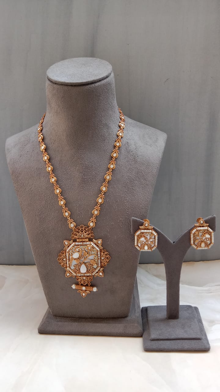 Elegant Carved Stone & Kundan Artistry Jewellery Set