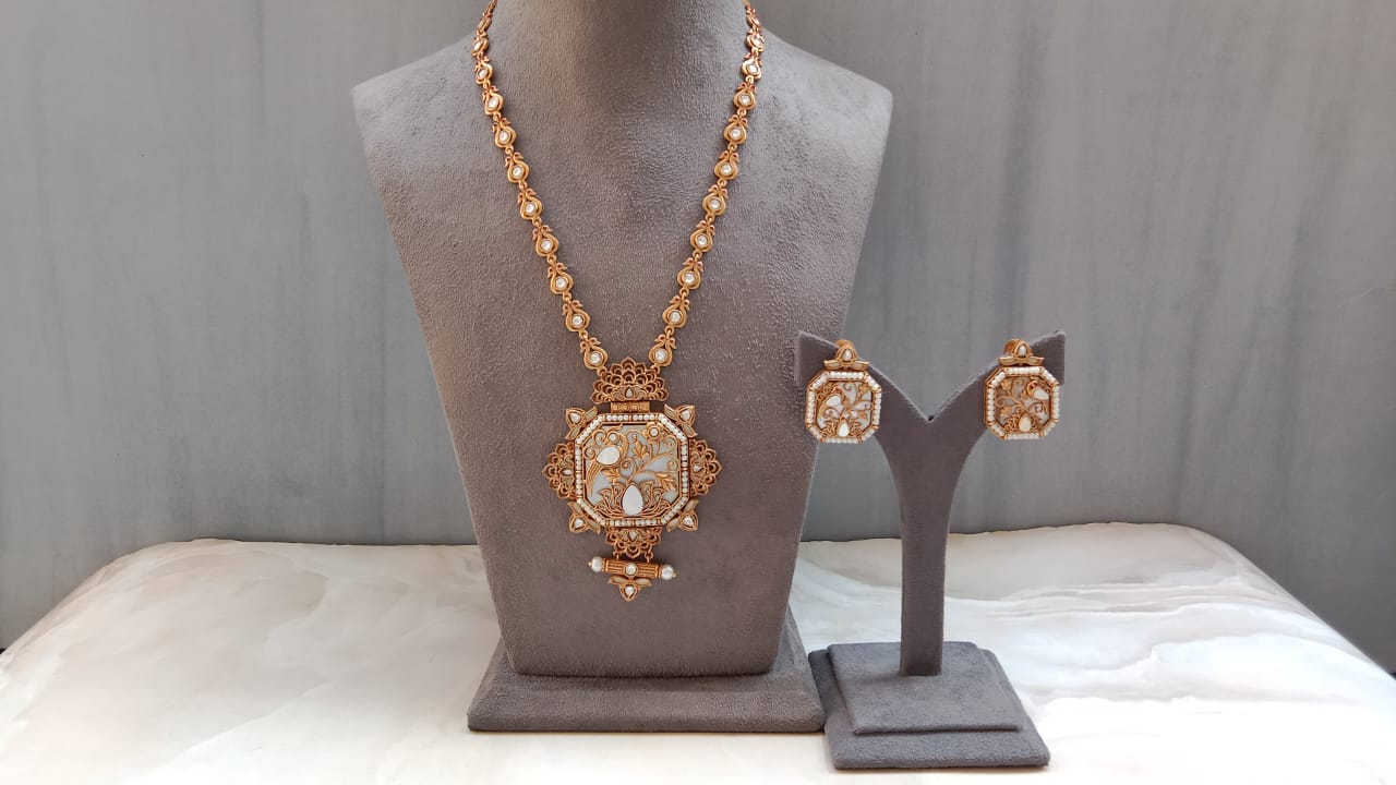 Elegant Carved Stone & Kundan Artistry Jewellery Set
