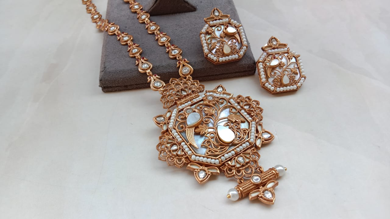 Elegant Carved Stone & Kundan Artistry Jewellery Set