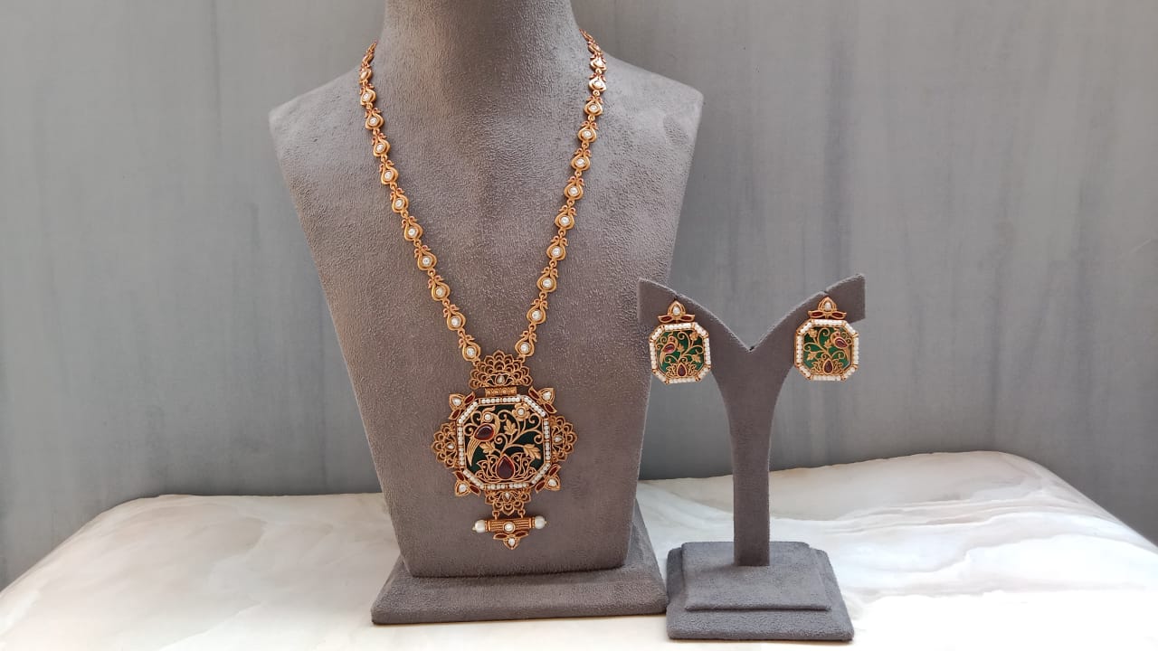 Elegant Carved Stone & Kundan Artistry Jewellery Set