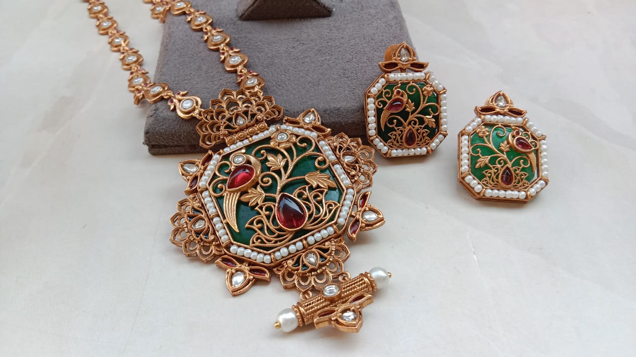 Elegant Carved Stone & Kundan Artistry Jewellery Set