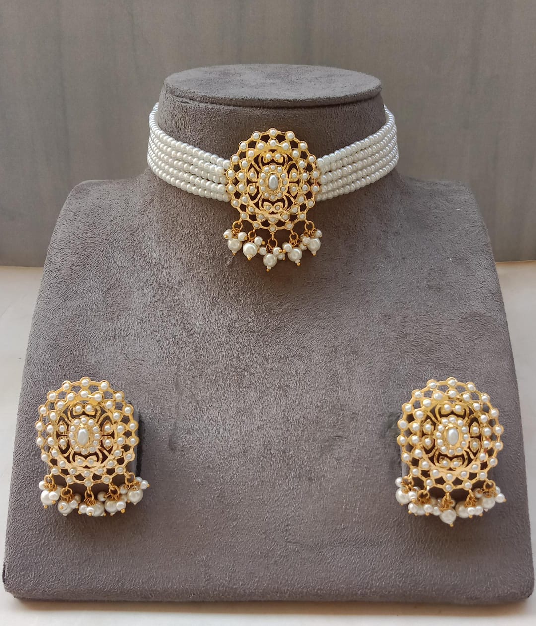 Oval Elegance Jadau Choker Set with Pearl Strings