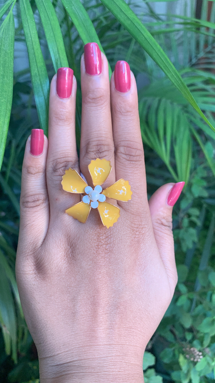 Floral Ring with Yellow Flower Design